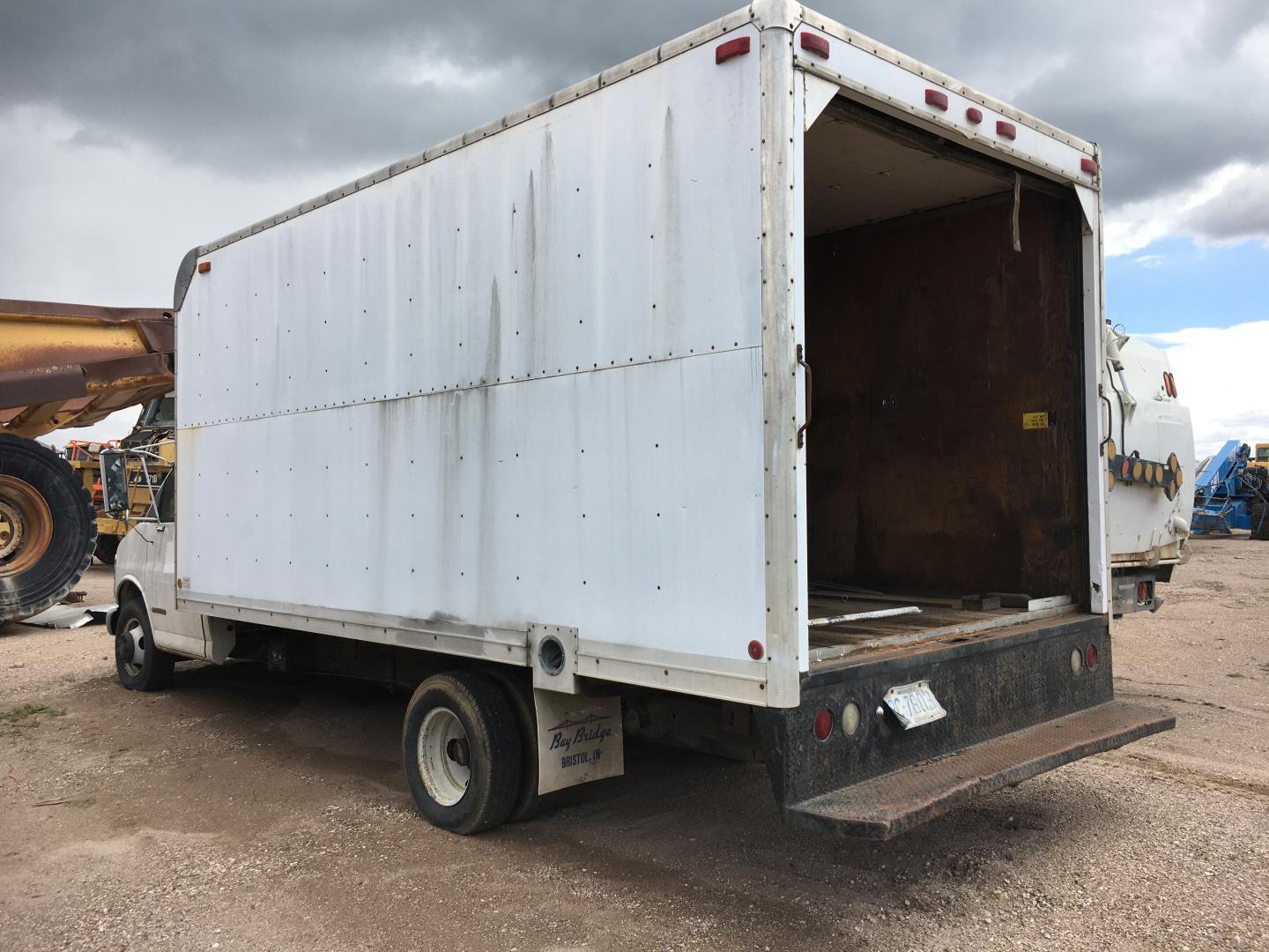 CAMION CON CAJA SECA CHEVROLET 3500